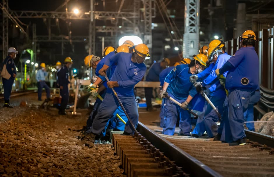 人力で線路を移動
