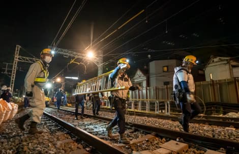 電車線等調整工事用の梯子を搬入