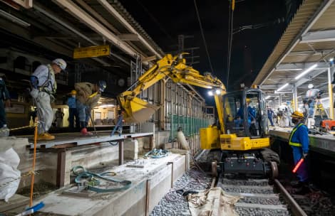 福駅（上り）仮駅舎の改札と旧ホームにつながっていた通路の撤去作業