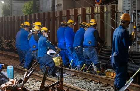 人力で線路を移動
