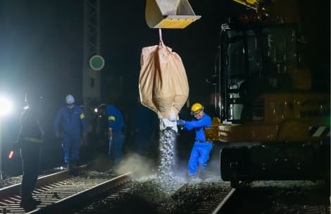 軌道のバラスト散布作業