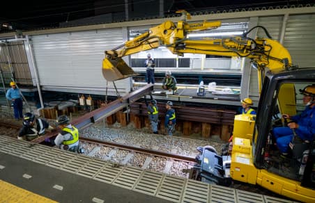 福駅（下り）仮駅舎と旧駅舎をつなぐ仮設通路の設置
