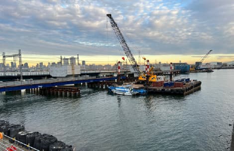 橋脚構築用の仮設備を解体