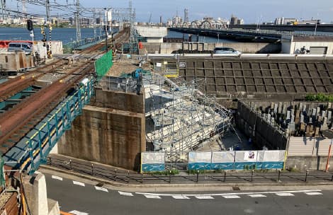 鋼製の橋梁を一時的に支える仮設備を設置するために、既設石積擁壁を補強（淀川右岸）