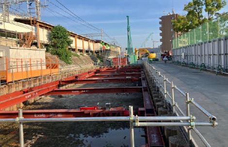 土を掘削し、崩壊しないように仮設材で支持（伝法駅周辺）