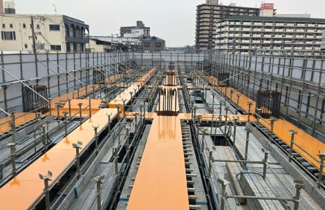 高架橋の梁部のコンクリートを打設するための型枠を組立（福駅周辺）