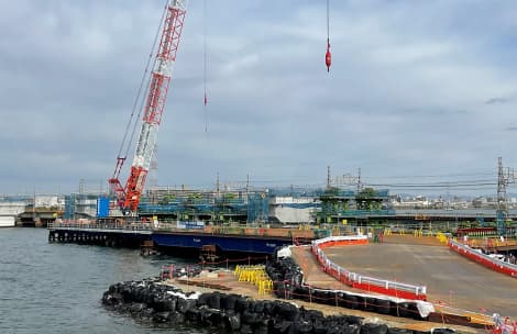 鋼製の橋梁を架設するための部材の搬入ルートを設置