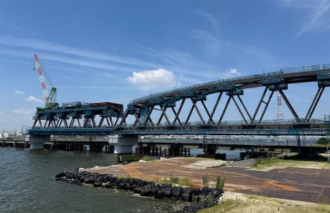 鋼製の橋梁を架設